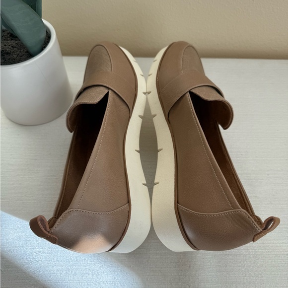 New Dr.Scholl’s Light Brown Reptile Faux Leather Slip-On Loafers w/White Soles - Picture 9 of 11